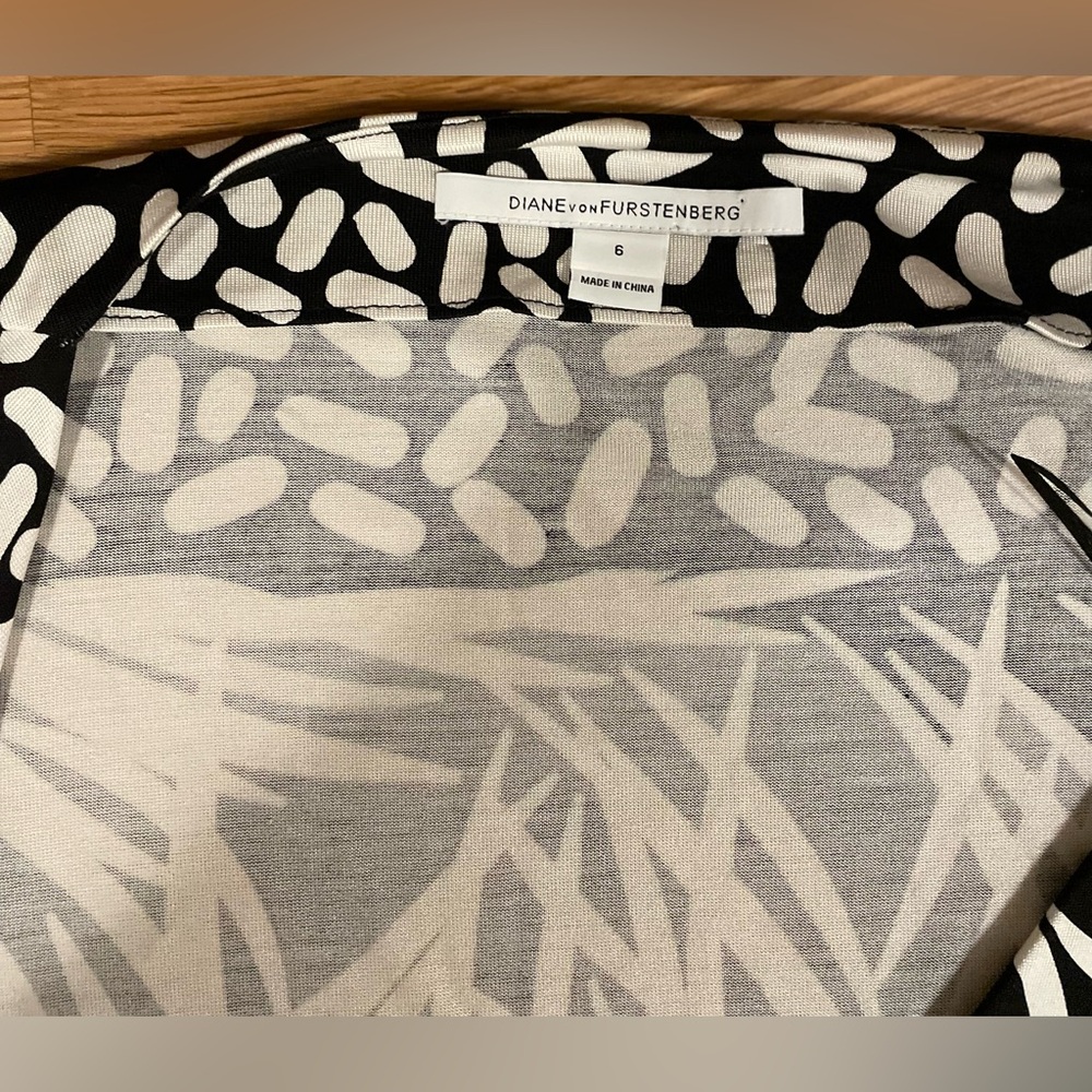 Diane Von Furstenberg Elegant Black and White Patterned Wrap Dress - Picture 3 of 15
